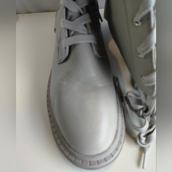 Boots - Picture 4 of 10